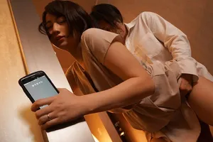 Vợ đi họp lớp rồi đụ với nyc mặc cho người chồng ở nhà chờ
