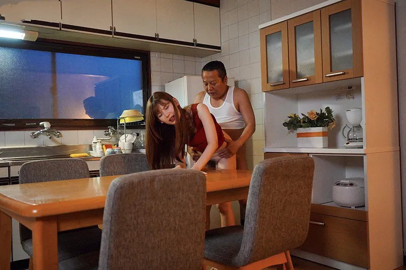 Con gái bị chồng yêu mới của mẹ nắc mỗi ngày, cho dù đã có người yêu