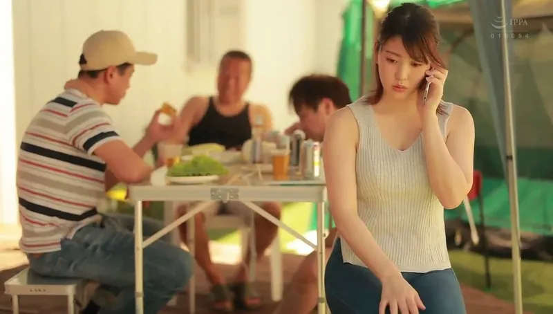 ông chồng khờ để người vợ tham gia sự kiện cắm trại với mấy gã nhà sát bên và cái kết