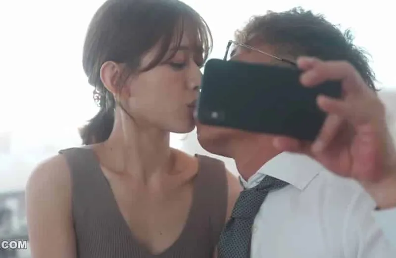 Thấy vợ yêu hơi lạ, chồng xem điện thoại cô vợ và thấy cảnh chịch với tiền bối của mình