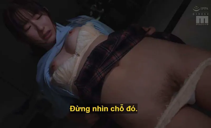 Ông chủ lập mưu "đâm chọt" cô nhân viên dưới quyền kiêu căng lười nhác, suốt ngày bận rộn chat chit cùng người yêu.